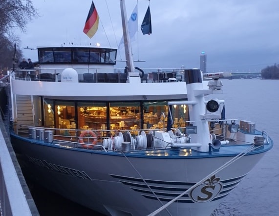 Scylla AG:  VIVA Riverside –  Hotelschiff für Flüchtlinge