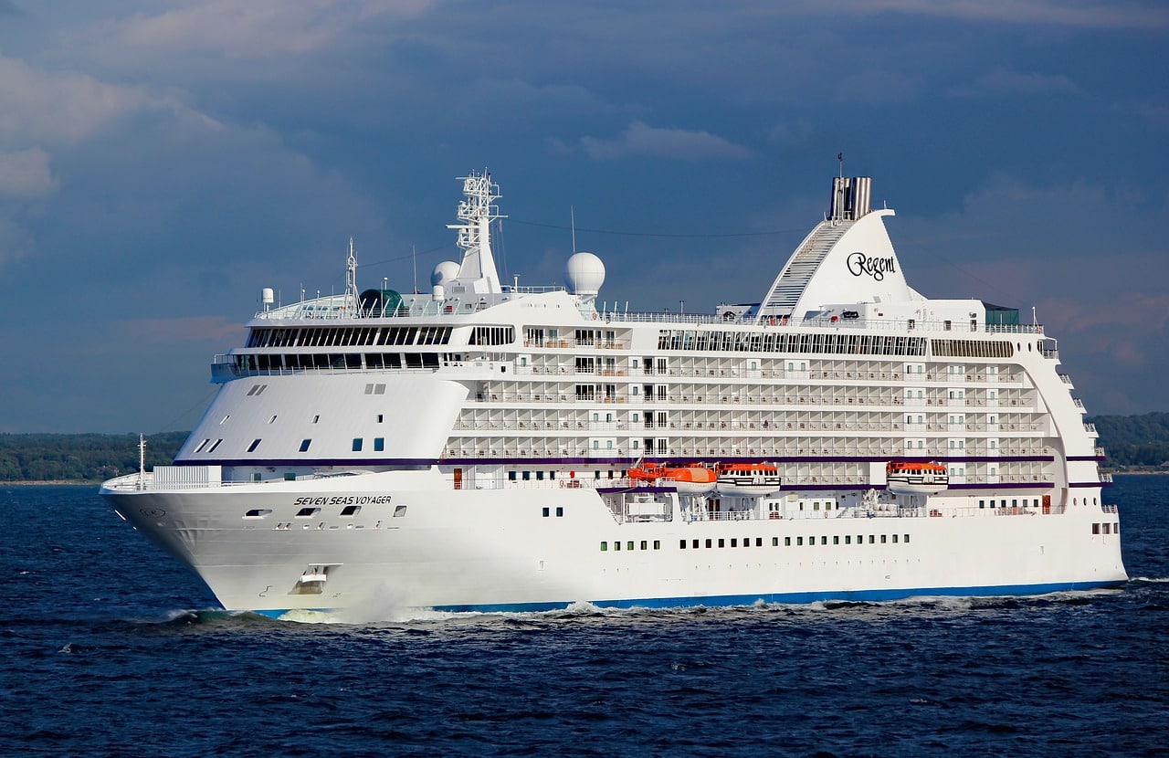 Schnelles Surfen auf hoher See: Regent Seven Seas Cruises® erweitert sein Angebot mit Starlink High-Speed Internet