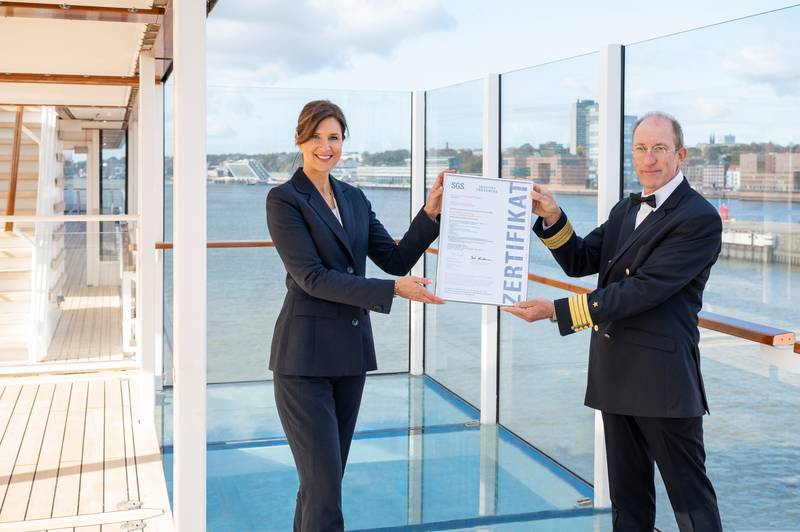 HANSEATIC inspiration erhält als erstes Kreuzfahrtschiff das Hygiene Zertifikat von SGS INSTITUT FRESENIUS