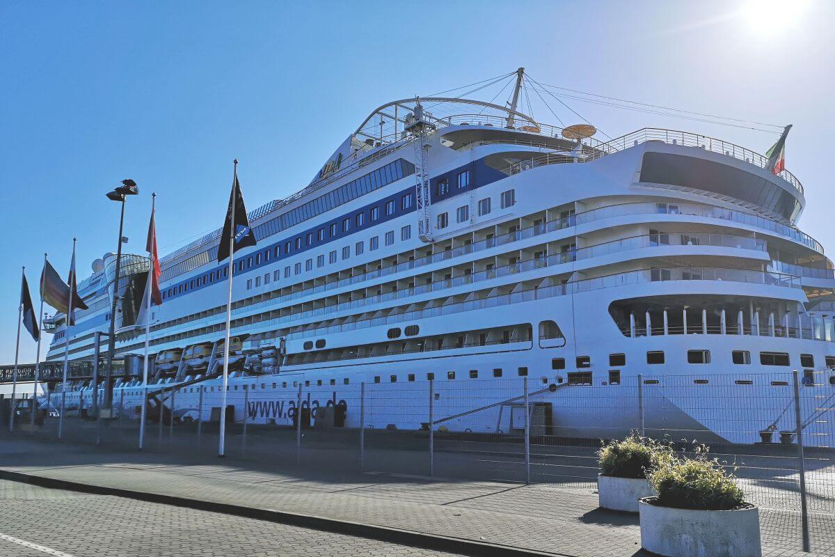 Kieler Hafen eröffnet am Pfingstwochenende die Kreuzfahrtsaison „AIDAsol“ und „Mein Schiff 1“ starten am Samstag und Sonntag vom Ostseekai