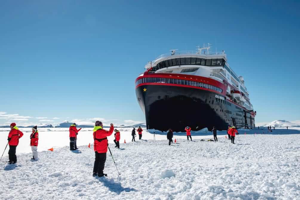 Polare Eislandung mit MS Roald Amundsen
