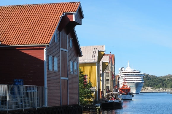 Die MS Amera hat als Gigant an der Pier von Egersund in Südnorwegen festgemacht.