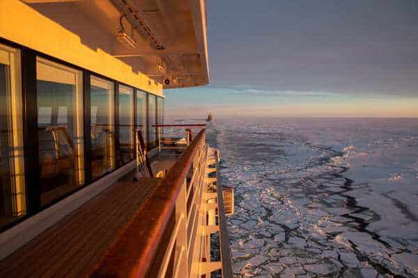 Rund_um_Schwedisch-Lappland_friert_im_Winter_die_Ostsee_zu_c_Hapag-Lloyd_Cruises_Niklas_Faralisch.jpg