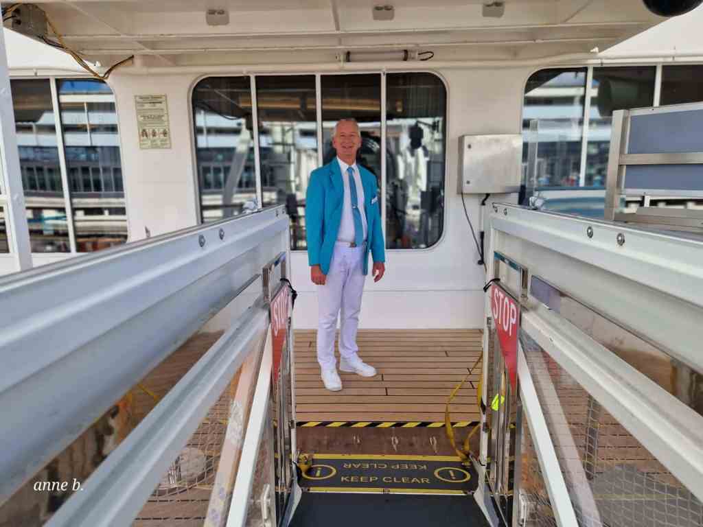 Der Kreuzfahrtdirekter empfängt die Gäste persönlich