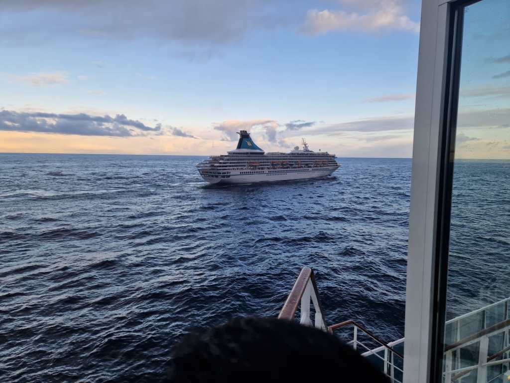 Seltene Flottenbegegnung: MS Amera und MS Artania vor Grönland