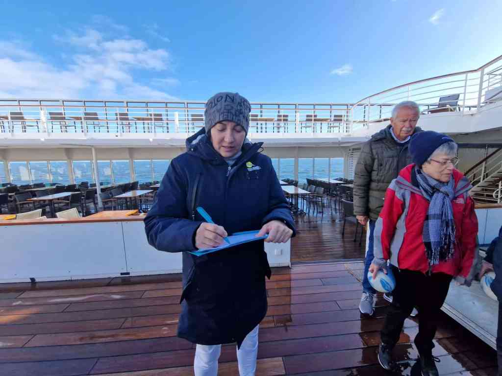 Helena vom Phoenix-Team begeistert Gäste mit Spielen und Sport an Bord der MS Amera