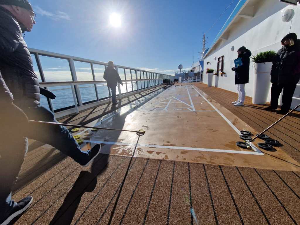 Shuffleboard und Bowling auf Deck – Aktivprogramm für Gäste der Amera