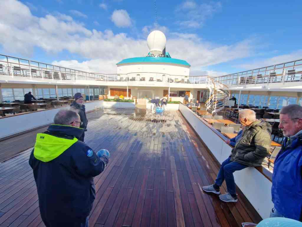 Helena vom Phoenix-Team begeistert Gäste mit Spielen und Sport an Bord der MS Amera