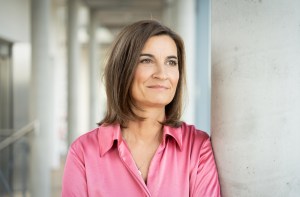 Die erfahrene TV-Journalistin Inka Schneider lädt bei 2 in einem Boot ihre Gäste zu Gesprächen in ein Zodiac ein, © NDR/Janis Roehlig