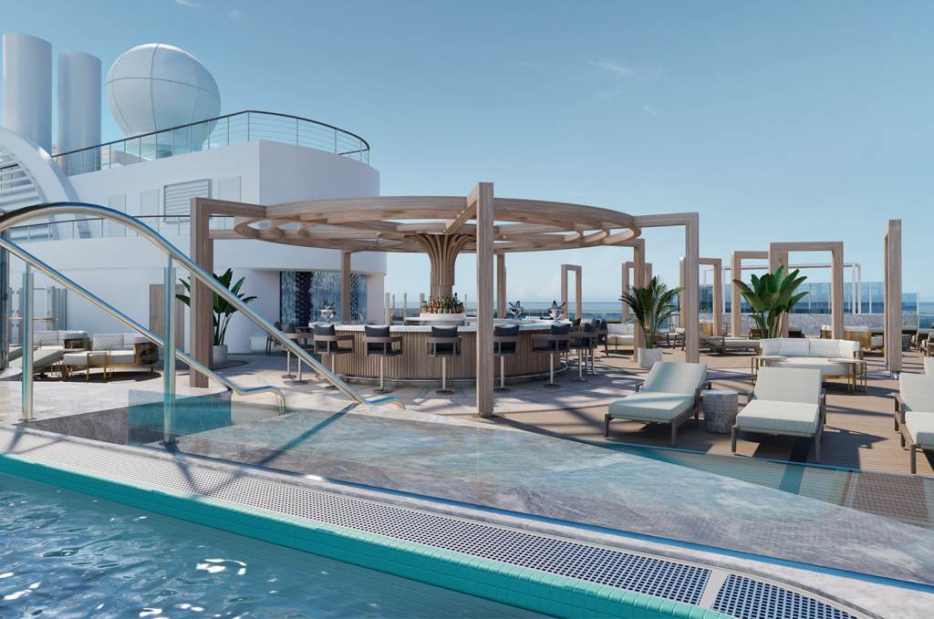 Luxuriöser Dachgarten mit Bar, Liegen und Pool, umgeben von Palmen und Blick auf das Meer.